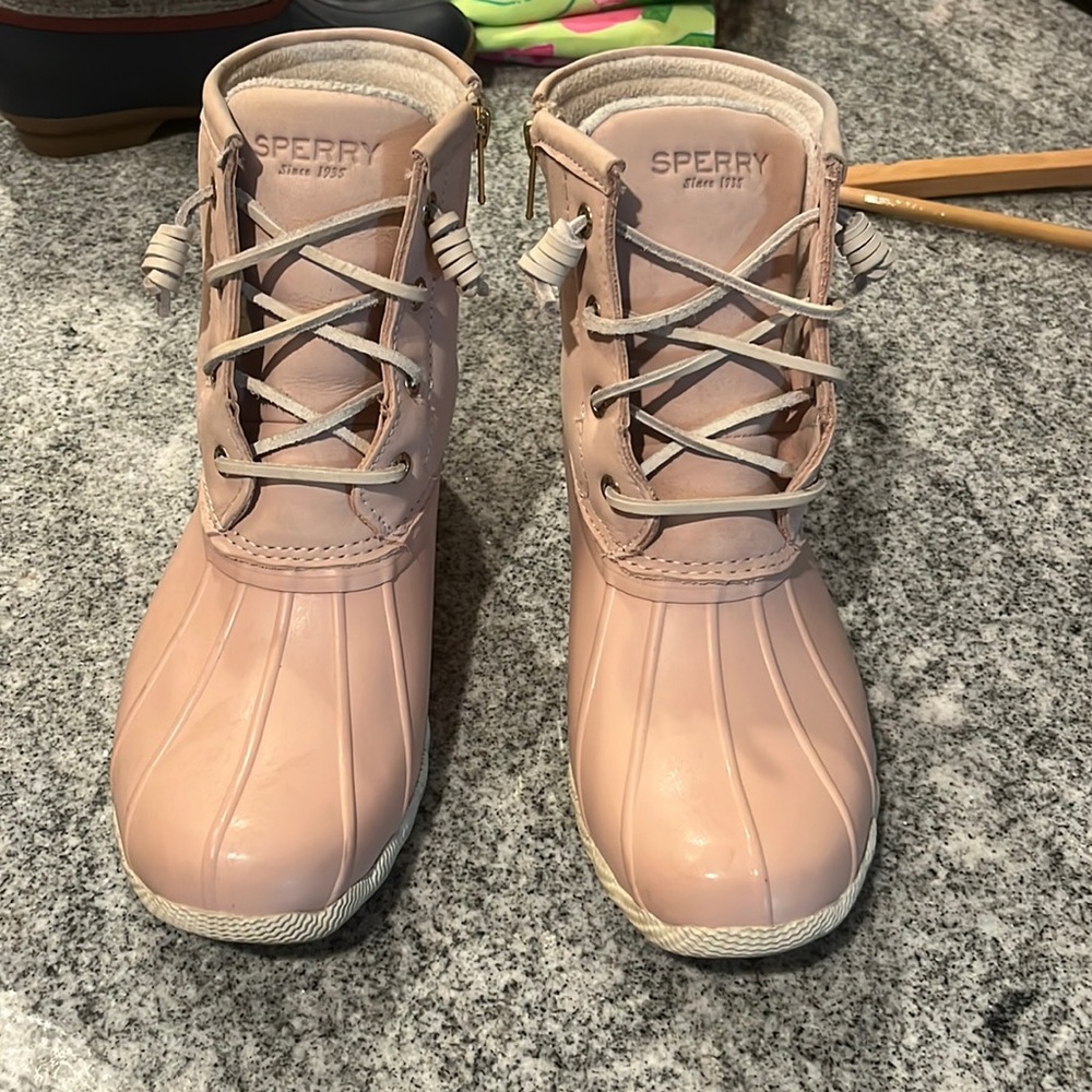 SPERRY- EUC - size 7 - saltwater pink upper/lower, cream laces rubber duck boots